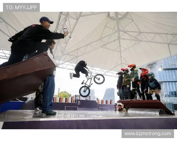 重庆滑板队展现灵活性与创新精神的精彩瞬间